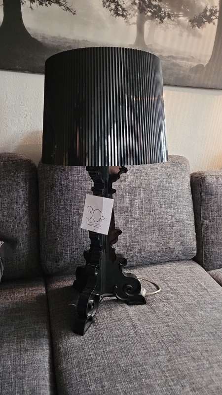 Kartell Svartur lampi