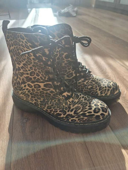 Boots leop