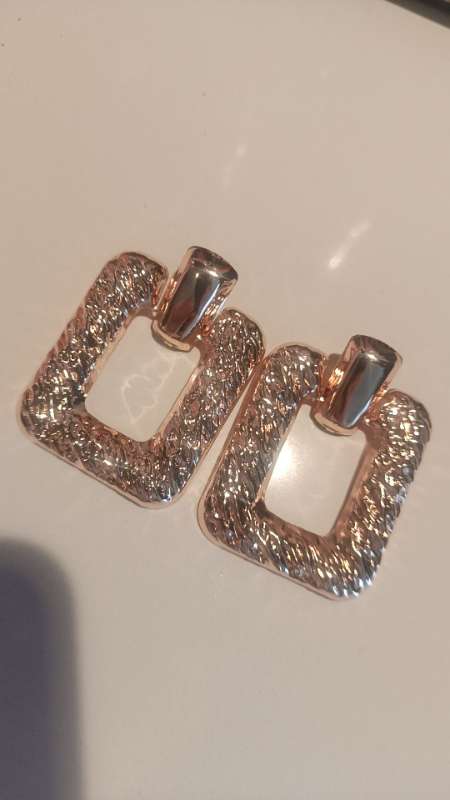 Eyrnalokkar rosegold ónotaðir