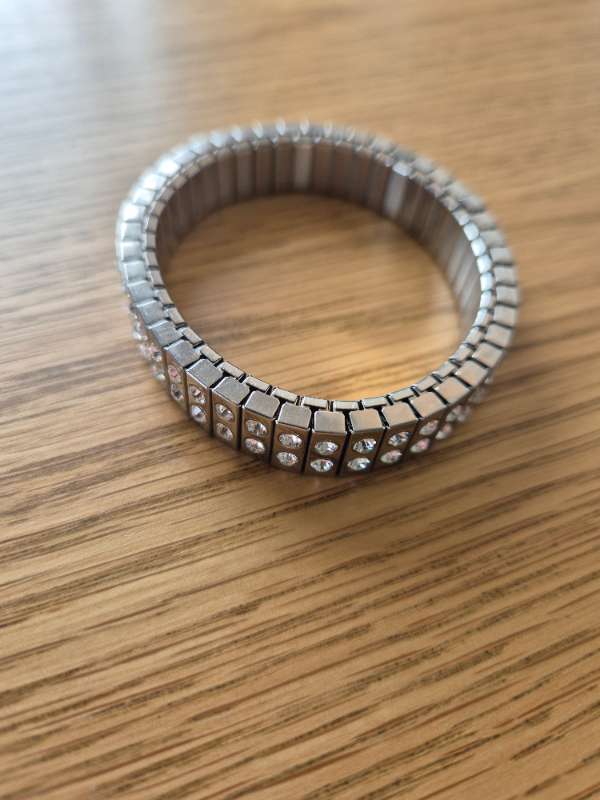Armband með steinum