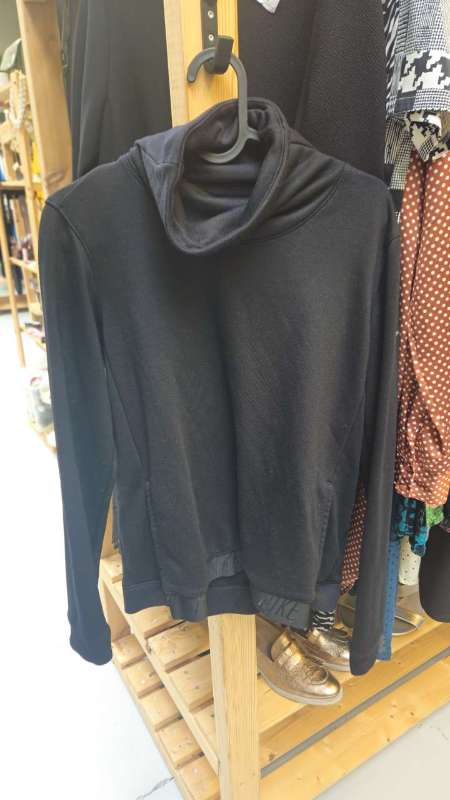 Peysa Nike svört  m kraga