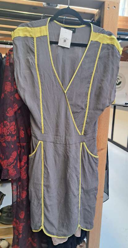 Wearhouse kjóll 100% silki grár