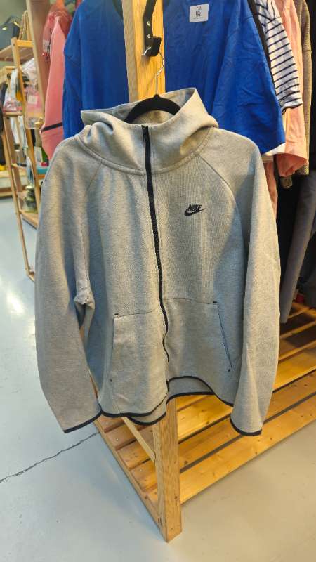 Nike tech peysa grá