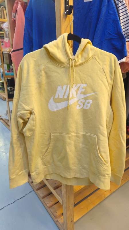 Nike hettupeysa gul