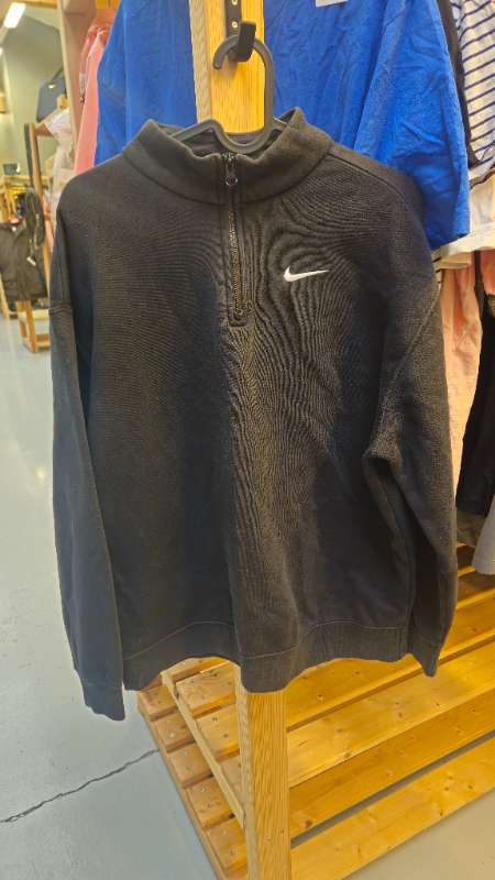 Nike hálfrennd peysa