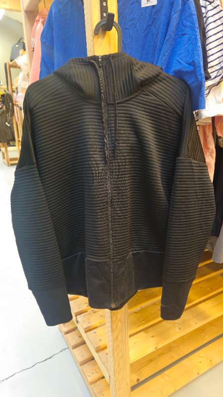 Nike rennd peysa