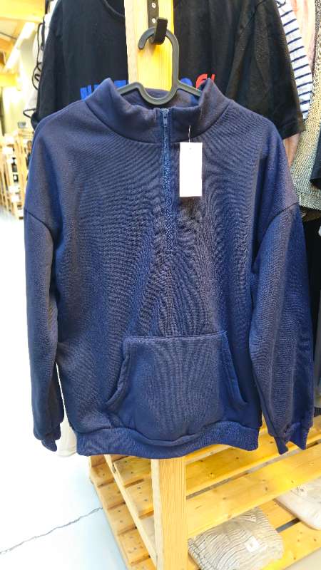 Peysa hálfrennd dökkblá