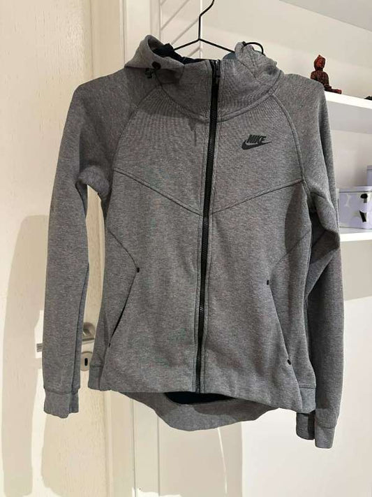 Nike peysa grá