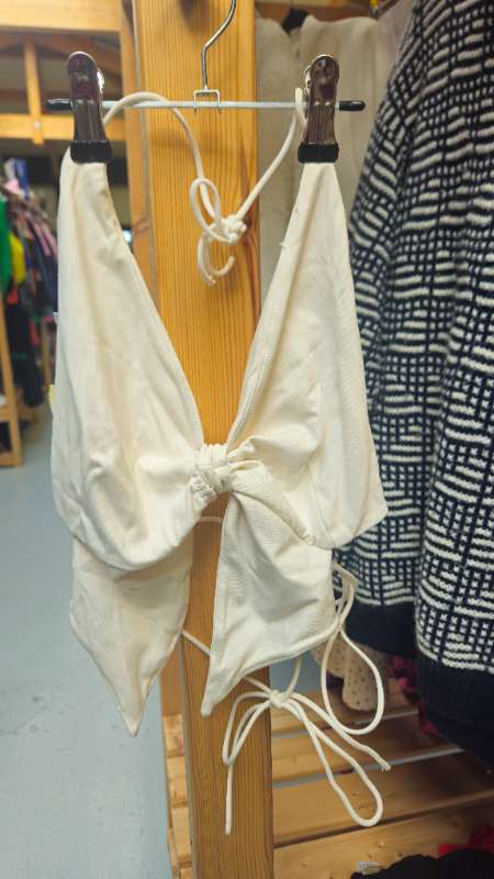 Fiðrilda toppur bundinn í bak bershka