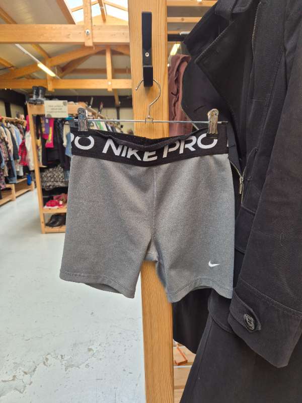 Nike pro Stuttbuxur stengur beyglaður að framan