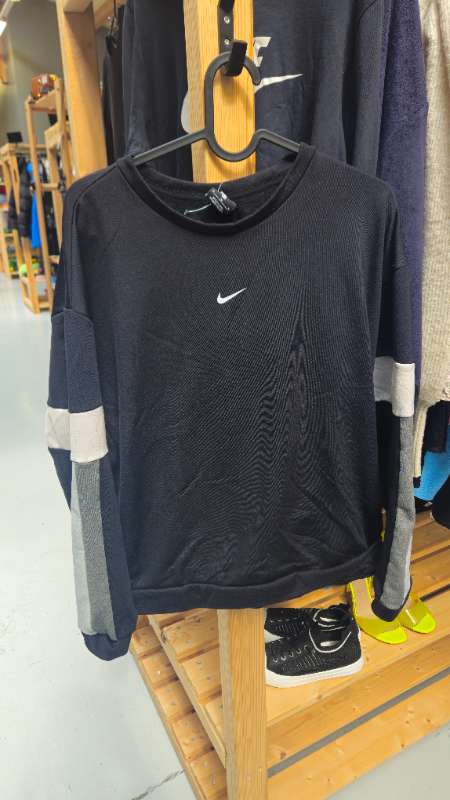 Nike peysa