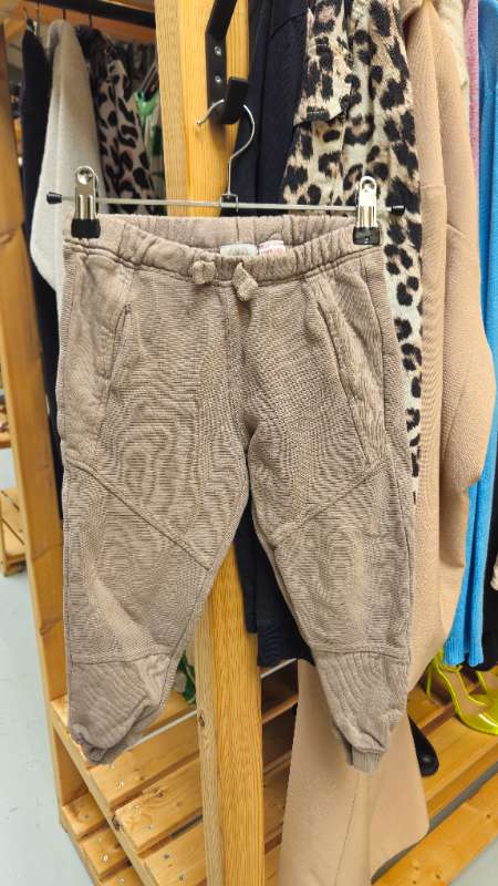 Zara buxur ath lítill blettur hné