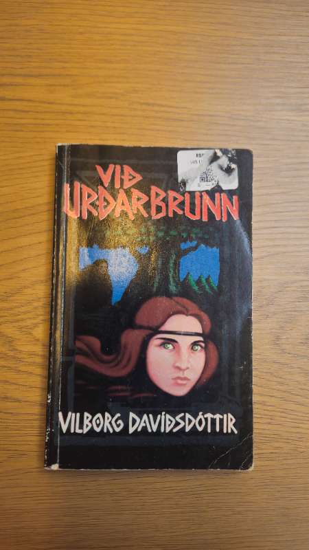 Við urðarbrunn bók