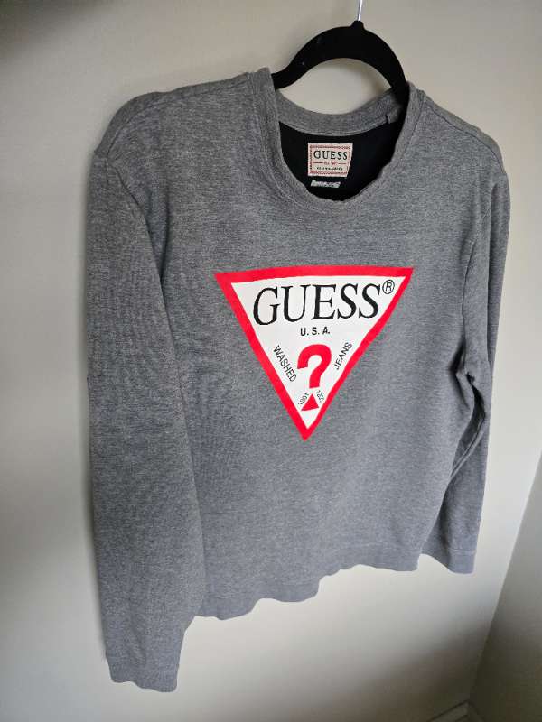 GUESS peysa er XL en passar frekar L