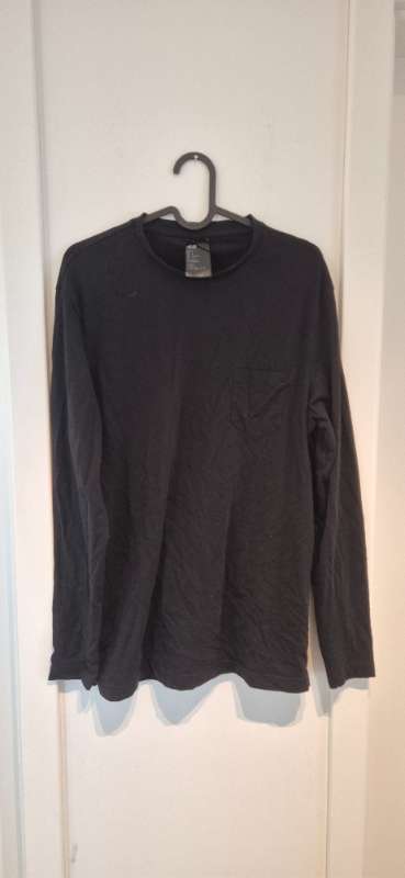 Svartur langerma bolur