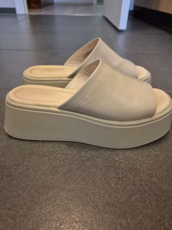 VAGABOND ljósir sandalar