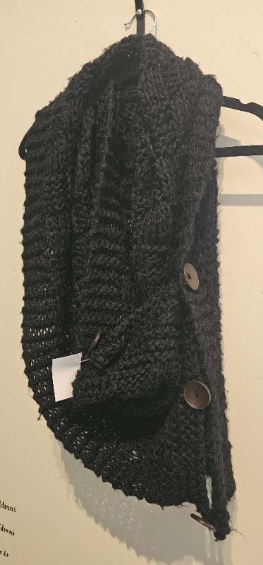 Scarf w/ buttons