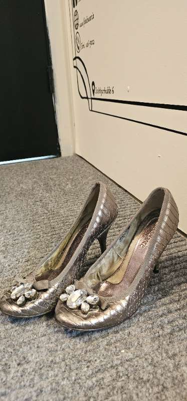 Shine shoes