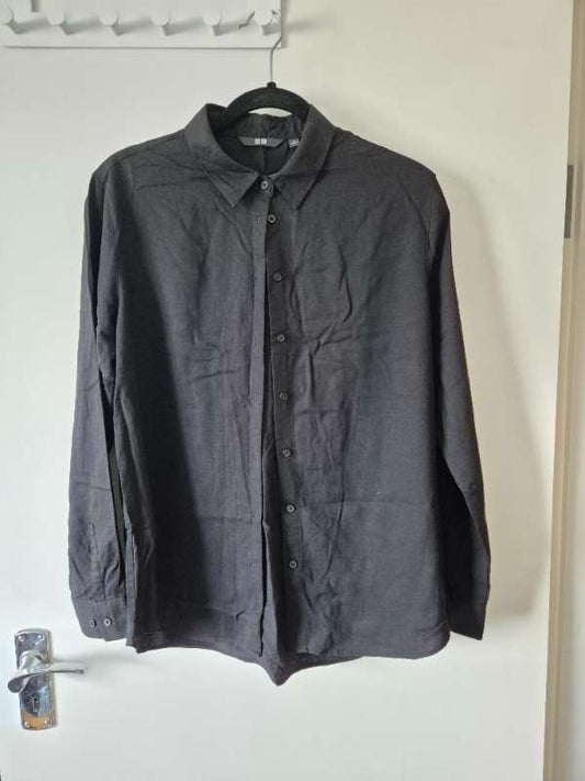 Uniqlo svört skyrta