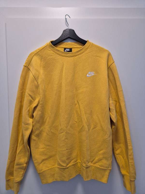 Nike peysa gull