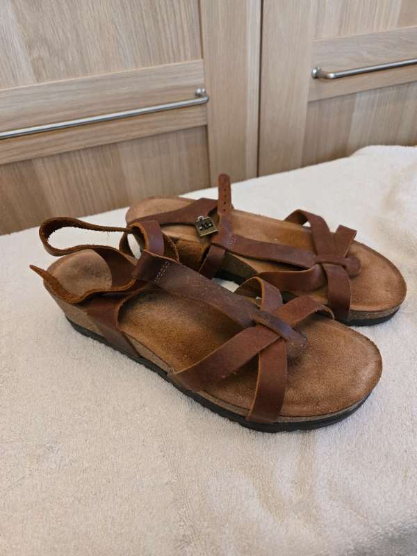 Brúnir sandalar