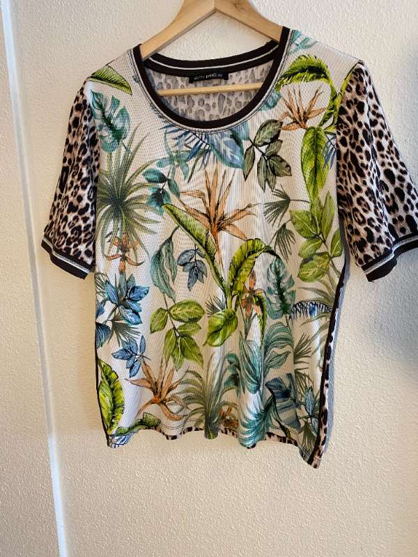 Mynstruð blússa með tiger í bakið