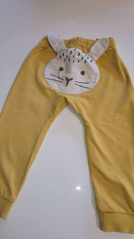 Lindex joggingbuxur gular með kanínubossa
