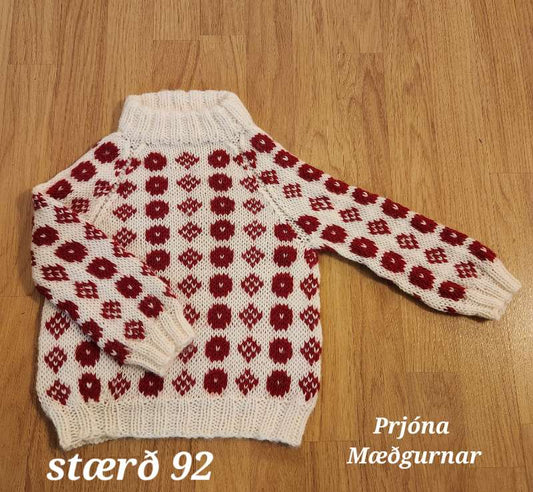 Hvít og rauð peysa