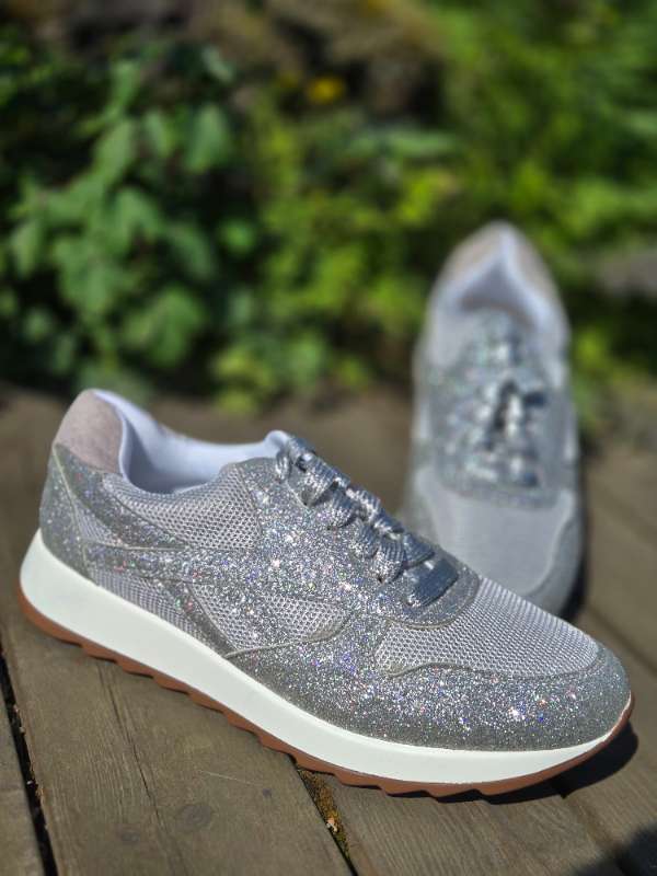 Silfurfargaðir strigaskór - ónotaðir