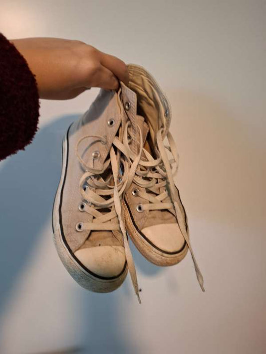 Gráir Converse skór