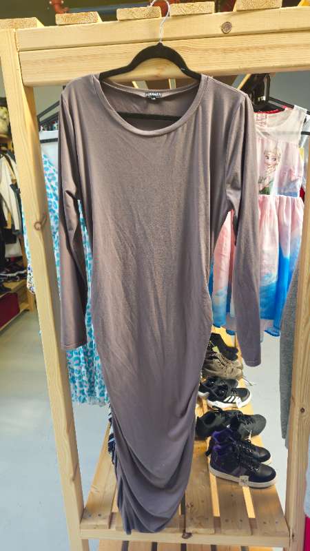 Brúnn, teygjanlegur kjóll.