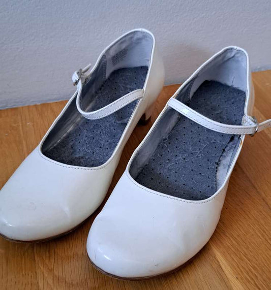 Białe buty na wysokim obcasie