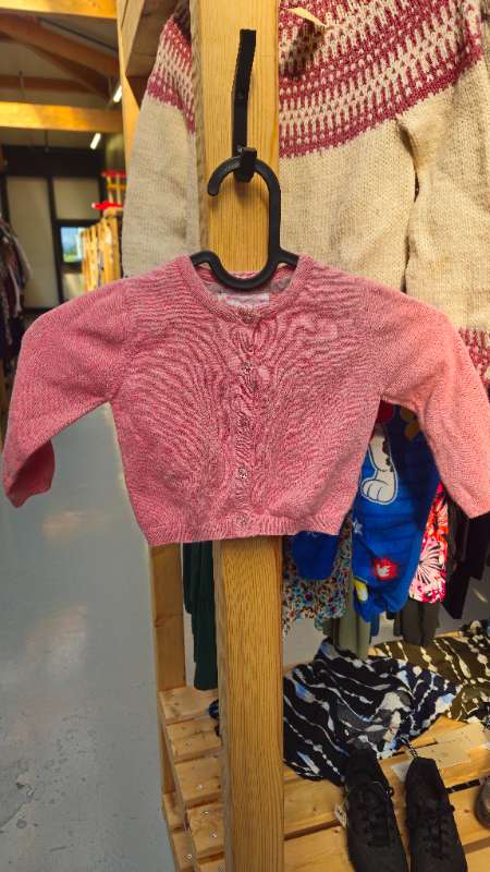 Hneppt peysa, bleik.