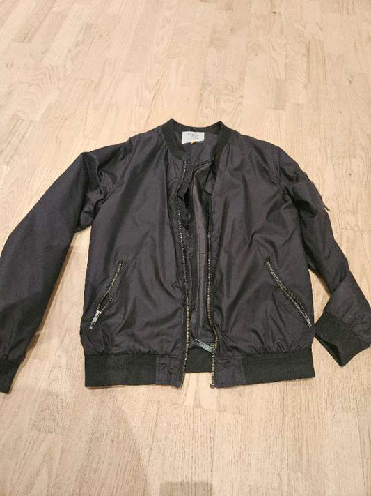 Svartur bomber jakki