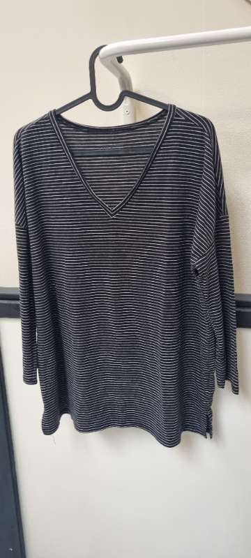 Bolur með svörtum röndum