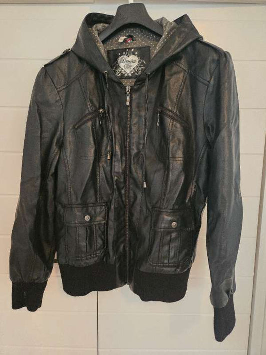 Leðurjakki með hettu