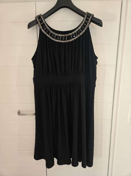 Svartur kjóll með hálsskrauti