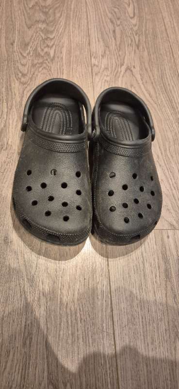 Svarta Crocs skór