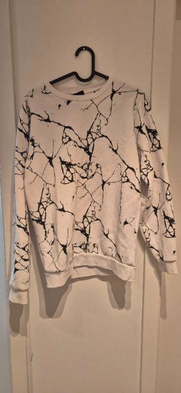 Peysa hvit og svört