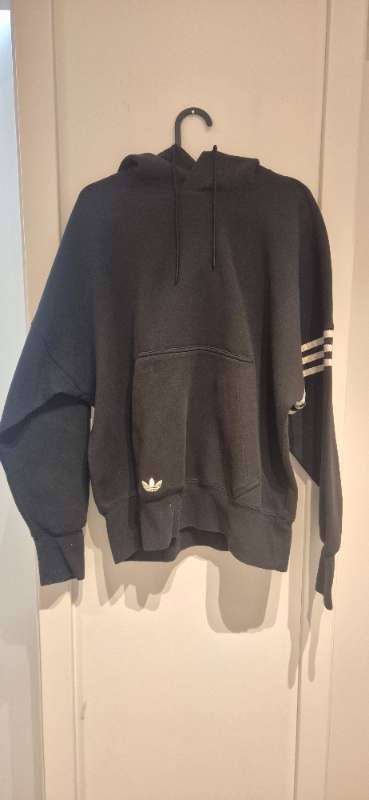 Adidas peysa með hettu.