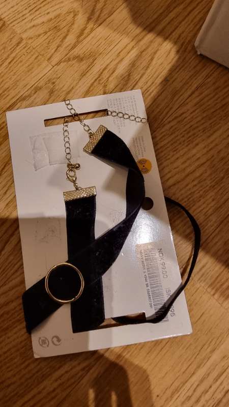 Svört ný hálsfesti (K