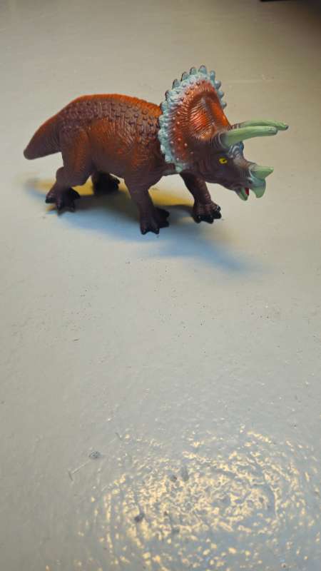 Risaeðla nashyrnings +hljóð