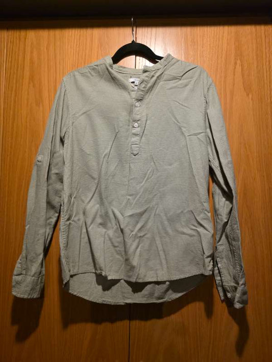 Ljósgræn hálfhneppt skyrta