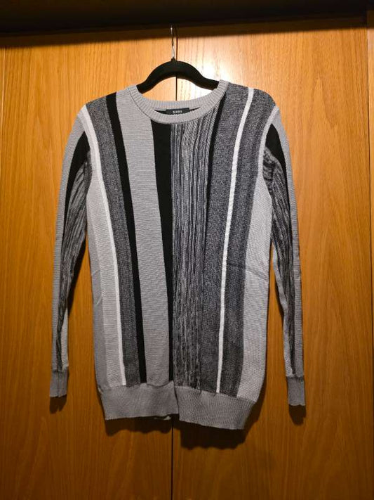 Svört/grá röndótt peysa