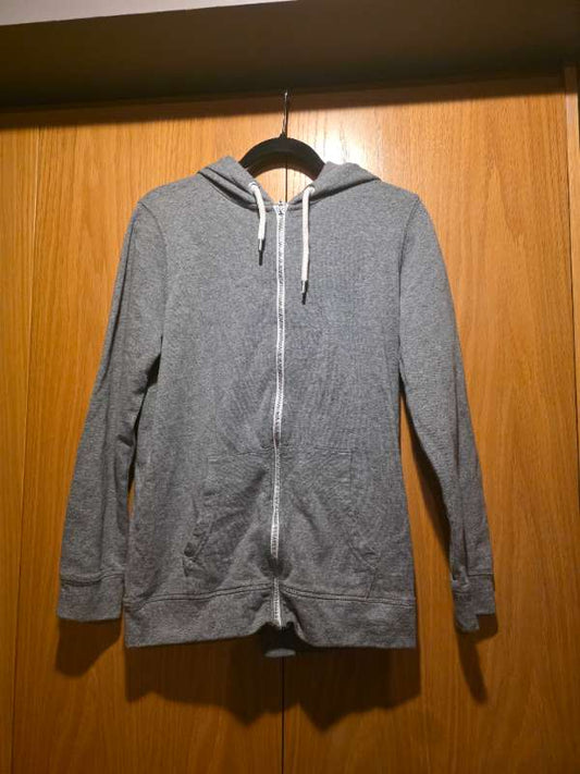 Grá rennd hettupeysa