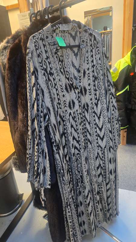 Franskur kjóll gylltum þræði