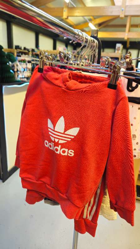 Adidas sett rautt