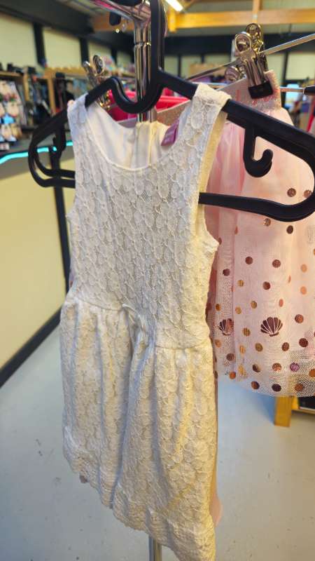 Hvítur blúndukjóll