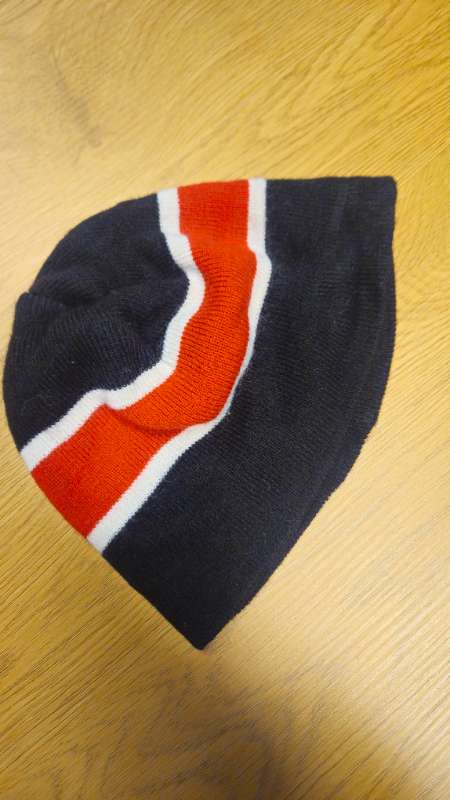 Húfa svört og rauð