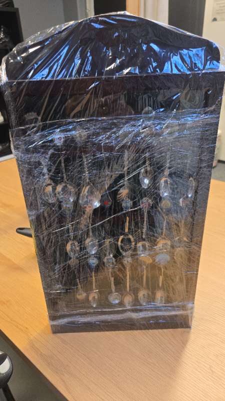 Skápur með skeiðum